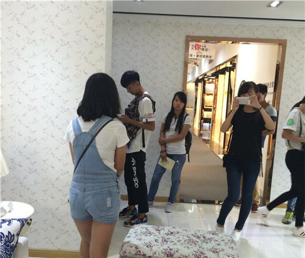 長江職業(yè)技術(shù)學院組織應屆新生深入今泰裝飾(圖3) 長江職業(yè)技術(shù)學院組織應屆新生深入今泰裝飾(圖3)