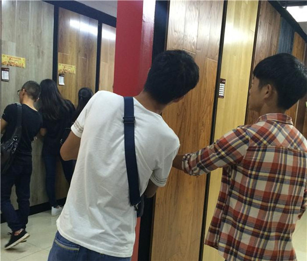 長江職業(yè)技術(shù)學院組織應屆新生深入今泰裝飾(圖2) 長江職業(yè)技術(shù)學院組織應屆新生深入今泰裝飾(圖2)
