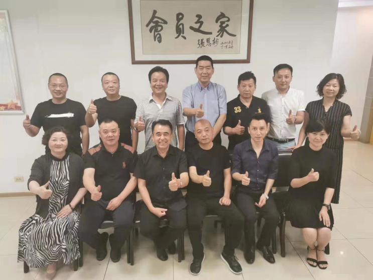 我省首個專家?guī)煺匠闪ⅲ裉┭b飾工程經理受(圖1)