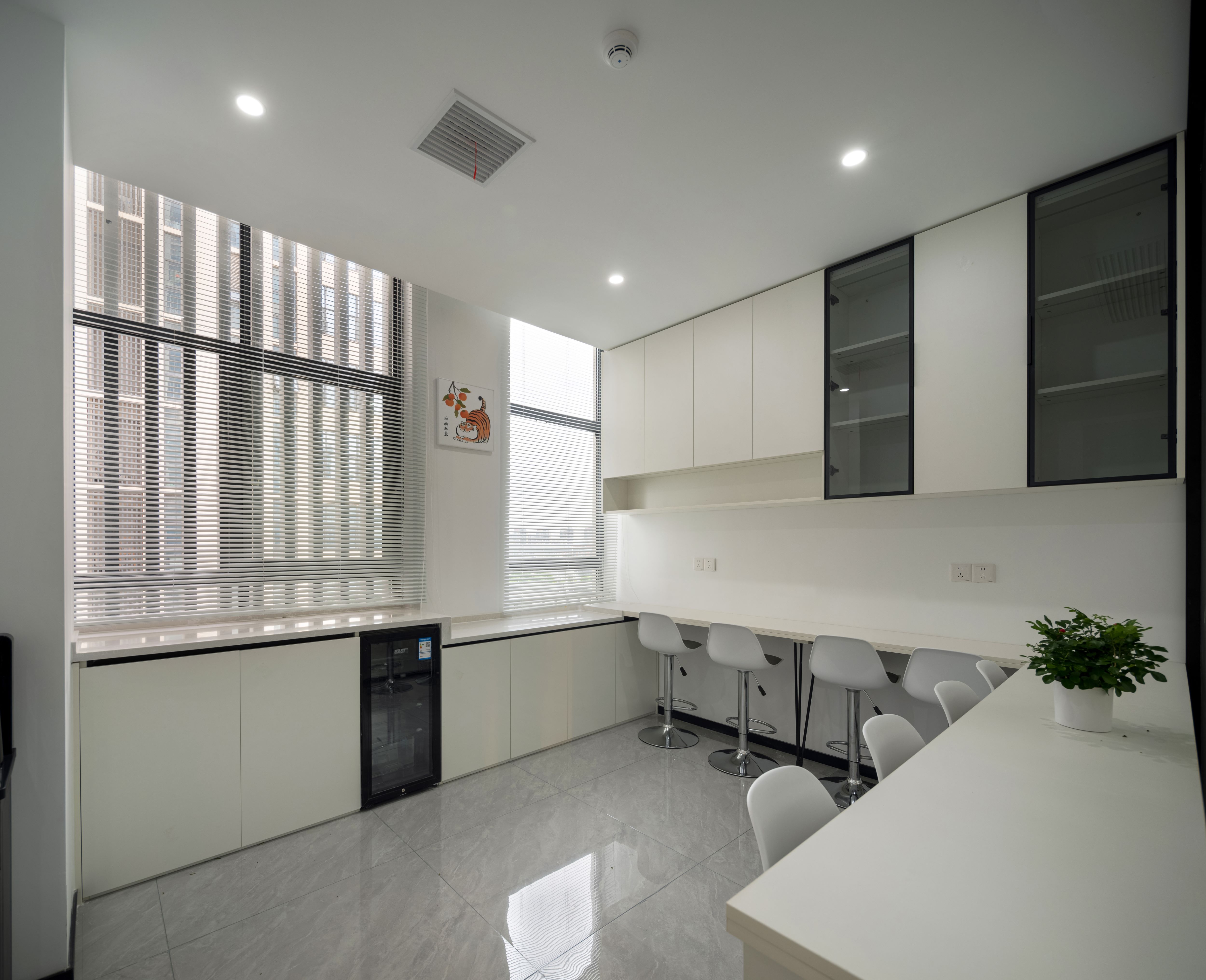 簡約大氣極簡辦公室怎么裝?快看這里(圖10) 24.jpg